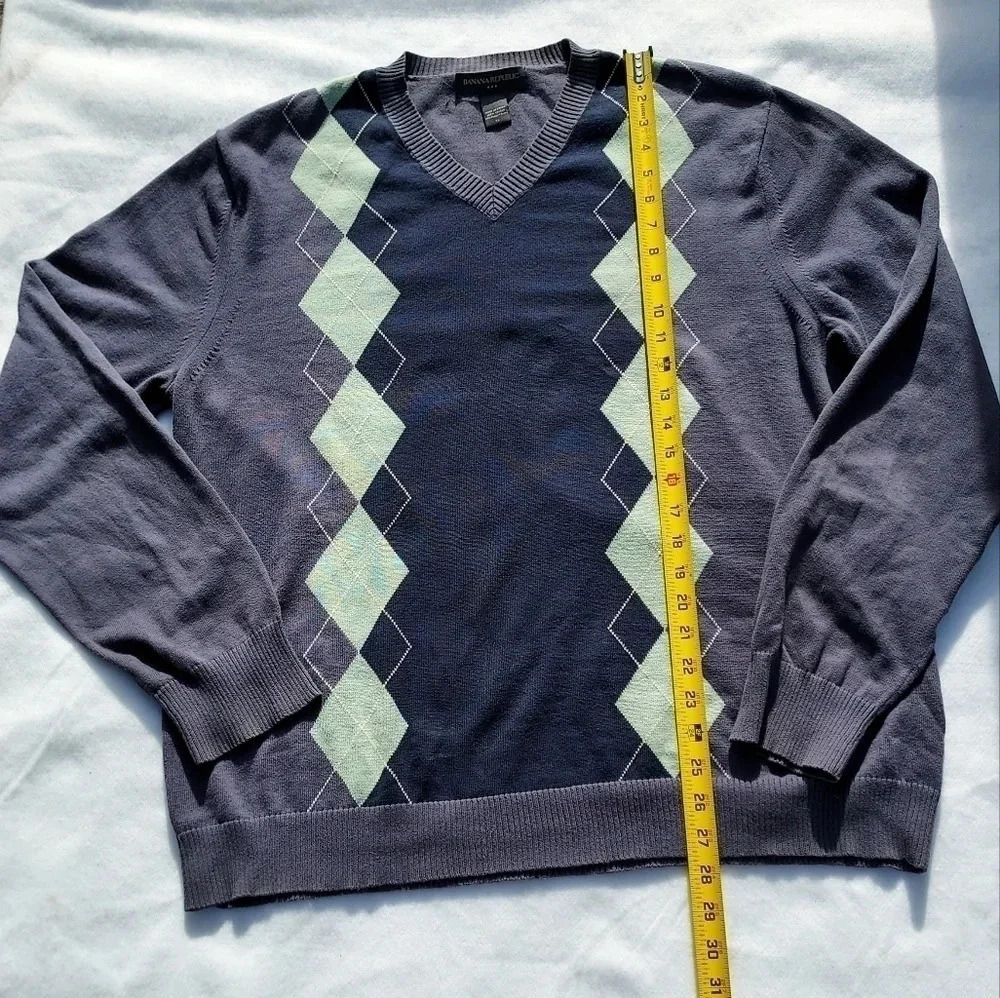 Bannana Republic Mens XL/V-Neck Sweater Gray With Green Diamond Shaped Designs. - Picture 7 of 9